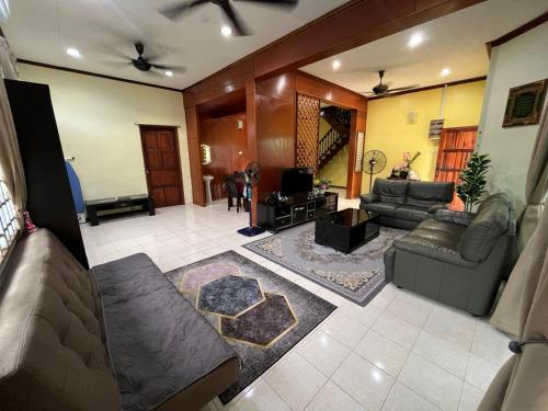 Ruang duduk di Homestay Dahlia - Seberang Takir
