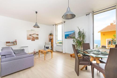 un salon avec un canapé et une table dans l'établissement Les lucioles, à Beausoleil