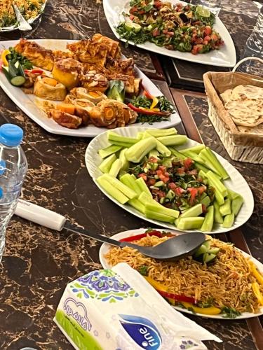 Deep Ashri Star House Hotel في مرسى علم: طاولة عليها العديد من أطباق الطعام