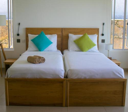 2 camas con toallas en un dormitorio en Lagati Seychelles en Mahe