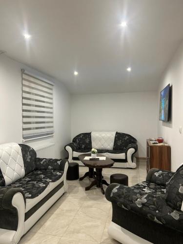 ein Wohnzimmer mit 2 Sofas und einem Tisch in der Unterkunft Apartman Diamond Lux in Surčin