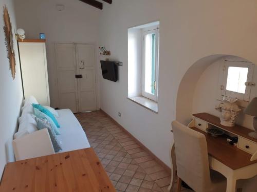 ein Wohnzimmer mit einem Tisch und einem Esszimmer in der Unterkunft Casa Sveva in Syrakus