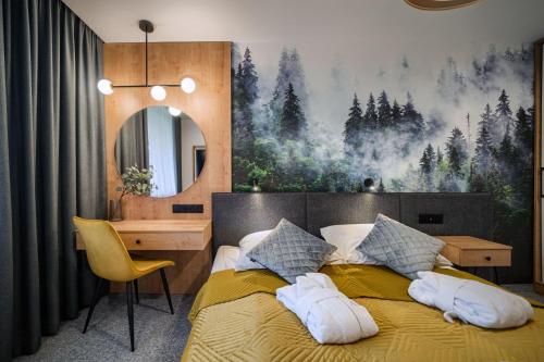 sypialnia z łóżkiem, biurkiem i lustrem w obiekcie Kompleks Antałówka Termy & Med w Zakopanem