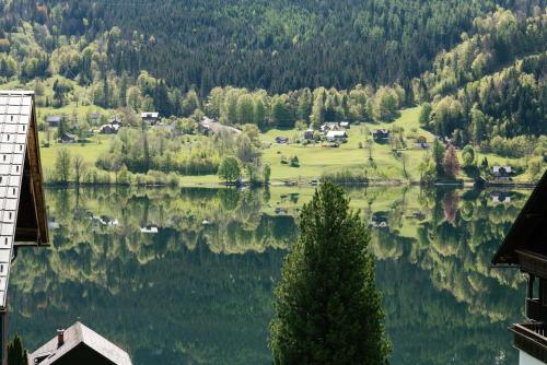 a view of a lake with houses and trees at Ferienwohnung Syen in Grundlsee