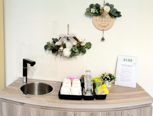 eine Küchentheke mit Spüle und Spüle in der Unterkunft 宜荷山宿 in Datong