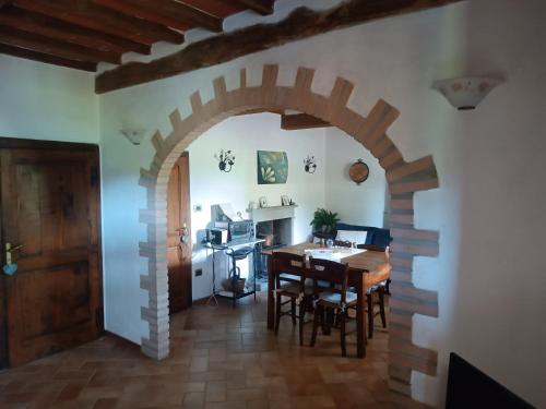 a kitchen and dining room with a table and chairs at Stupendo monolocale per un romantico relax! in Lama