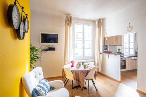 un salon avec une table et une cuisine dans l'établissement O Petit Franklin - Palais de Justice - Tram, au Havre