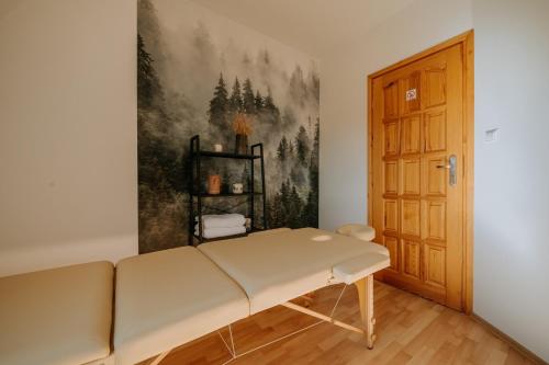 a couch in a room with a painting on the wall at Dom Wypoczynkowy U Staszla in Bańska