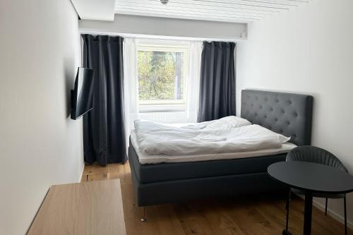 UPTOWN Hotel Apartments في ستوكهولم: سرير جالس في غرفة مع نافذة