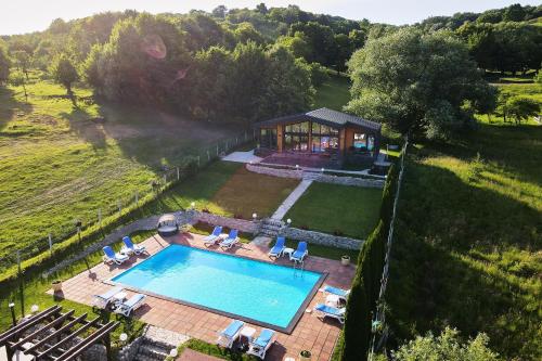 een luchtzicht op een huis met een zwembad bij Balada dintre dealuri, Sibiu, Cisnadioara in Cisnadioara