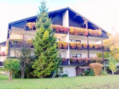 un gran edificio con plantas a su lado en Agentur Bergblick, en Prien am Chiemsee
