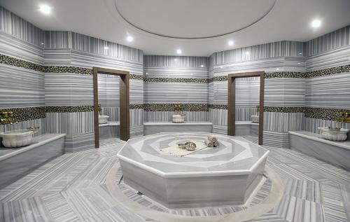 uma grande casa de banho com banheira e 2 lavatórios em Cevahir Hotel Istanbul Asia em Istambul