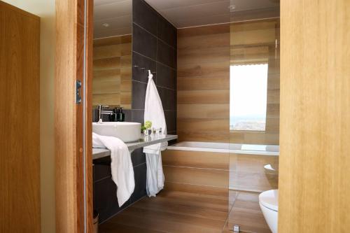 y baño con lavabo, aseo y bañera. en Wood Hotel Bodø en Bodø