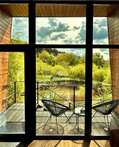皮亞特拉尼亞姆茨的住宿－NOIA Loft，天井的窗户享有风景,配有2把椅子