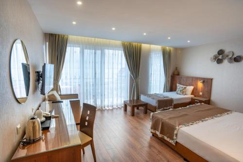 Habitación de hotel con 1 cama, escritorio y 1 dormitorio en Family Hotel Berlin Beach Sveti Vlas, en Sveti Vlas
