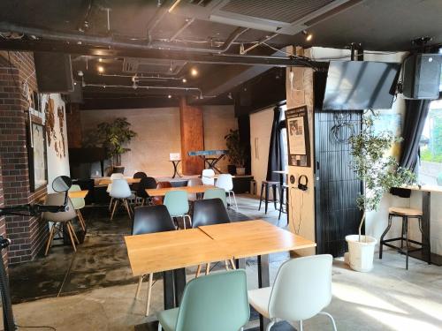 una habitación con mesas y sillas y una habitación con mesas y sillas en Tokyo Guest House Ouji Music Lounge, en Tokio