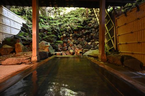 une piscine d'eau au milieu d'un bâtiment dans l'établissement Osakaya Ryokan, à Kusatsu