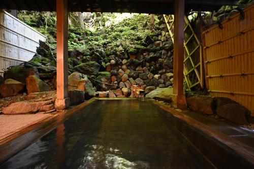 Bazén v ubytování Osakaya Ryokan nebo v jeho okolí