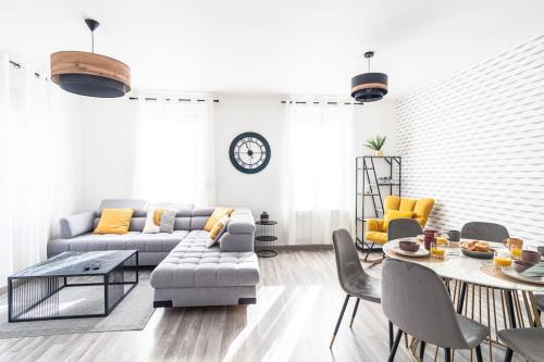 un salon avec un canapé et une table dans l'établissement Ô Terminus Océane - Proche gare - Lit King size, au Havre