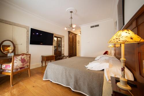 Ένα ή περισσότερα κρεβάτια σε δωμάτιο στο Hotel Monumento Pazo de Orbán