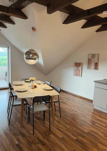 a dining room with a table and chairs at 110 qm Stadtnahe Oase im Grünen in Priesendorf