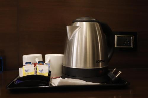 een koffiezetapparaat op een dienblad met keukenpapier bij Hotel Stay Casa in Bhopal