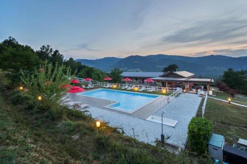 Ein Blick auf den Pool von der Unterkunft Tenuta Valdorso - Agri Resort oder aus der Nähe