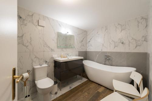 Sankt Georgen am LeithagebirgeにあるCasa Schindlerの浴槽、トイレ、洗面台を備えたバスルーム