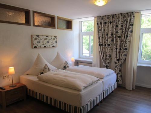 Ένα ή περισσότερα κρεβάτια σε δωμάτιο στο Moselland Hotel im Enderttal Zum Onkel Willi
