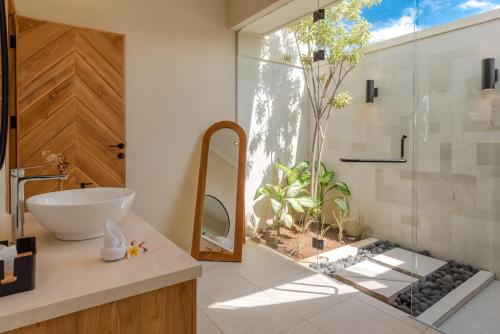 a bathroom with a sink and a glass shower at Villa Talofa in Umeanyar