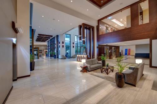 un vestíbulo con sofás y sillas en un edificio en Metropolitan Hotel Dubai, en Dubái