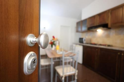 a door knob to a kitchen with a table at B&B Casita GioJa in Gasponi
