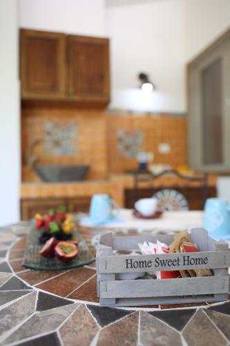 a kitchen table with a home sweet home sign on it at B&B Casita GioJa in Gasponi