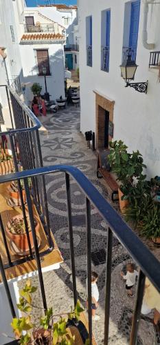 vistas a una escalera con plantas y edificios en La Casa de Abuela en Frigiliana