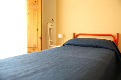 a bedroom with a bed with a blue blanket at B&B Casita GioJa in Gasponi