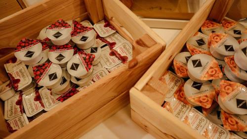 a wooden box filled with sushizoszosbestosbestos at Hotel Enzo in Porto Recanati