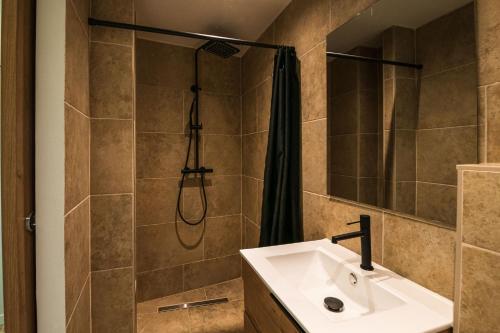 une salle de bain avec un lavabo et une douche dans l'établissement Maison de village Luberon, à Lauris