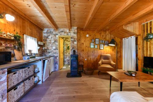 una sala de estar con paredes de madera y techo de madera. en Stara trešnja, en Smiljan