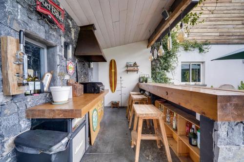 une cuisine avec un comptoir et un plan de travail dans l'établissement La Villa Bali - 15min de bordeaux - Piscine privée, à Bouliac