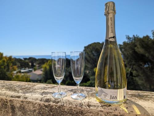 - une bouteille de vin et deux verres à vin dans l'établissement Grande villa aux Issambres 500m de la plage, aux Issambres