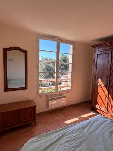 Postel nebo postele na pokoji v ubytování Grande villa aux Issambres 500m de la plage