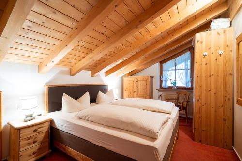 Postel nebo postele na pokoji v ubytování Haus Sonnenwinkel - SommerBergBahn unlimited kostenlos