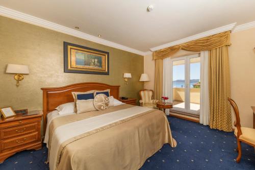 ein Hotelzimmer mit einem Bett und einem großen Fenster in der Unterkunft Hotel Niko in Zadar