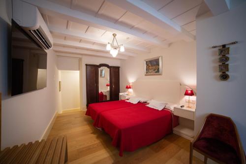 Ένα ή περισσότερα κρεβάτια σε δωμάτιο στο Hotel Monumento Pazo de Orbán