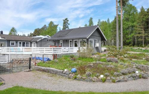 Zahrada ubytování Amazing Home In Hammarö With Lake View