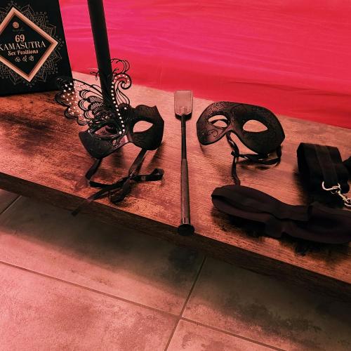 une table en bois avec une paire de lunettes dans l'établissement Etoiles de Provence GLAMOUR, à La Ciotat