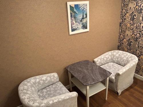una sala de espera con 2 sillas y una mesa en HOTEL D-CUBE 明石店, 
