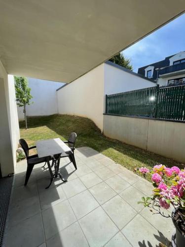 Photo de la galerie de l'établissement Agreable appartement avec jardin au calme, à Hérouville-Saint-Clair