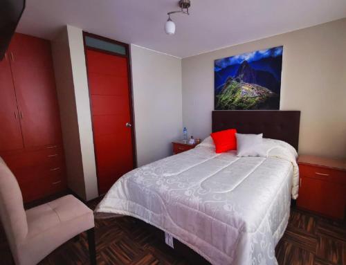 1 dormitorio con 1 cama grande y puerta roja en Bon Repos Arequipa, en Arequipa