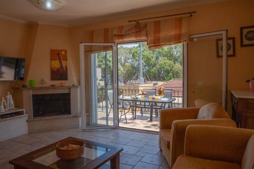 Athena's home for families, 50m from the beach!